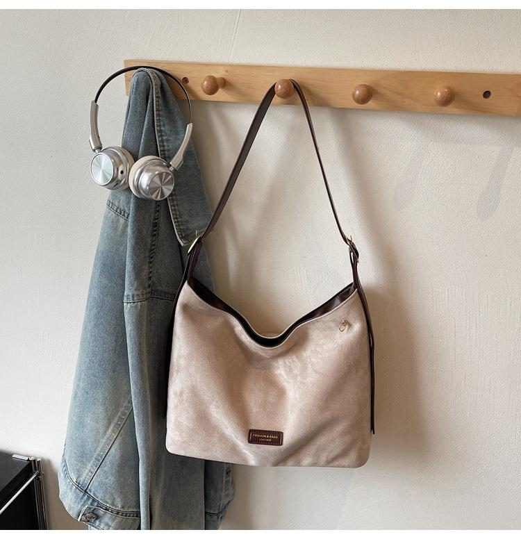 

Повседневная ретро замшевая сумка-тоут женская 2025 новая для поездок на работу под мышкой на плечо модная нишевая сумка-мессенджер