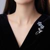 Youshuangxing Brosche High-End Damen Exquisite Imitationskristall Blume Korsage Nische Design Anstecknadel Kleider Accessoires