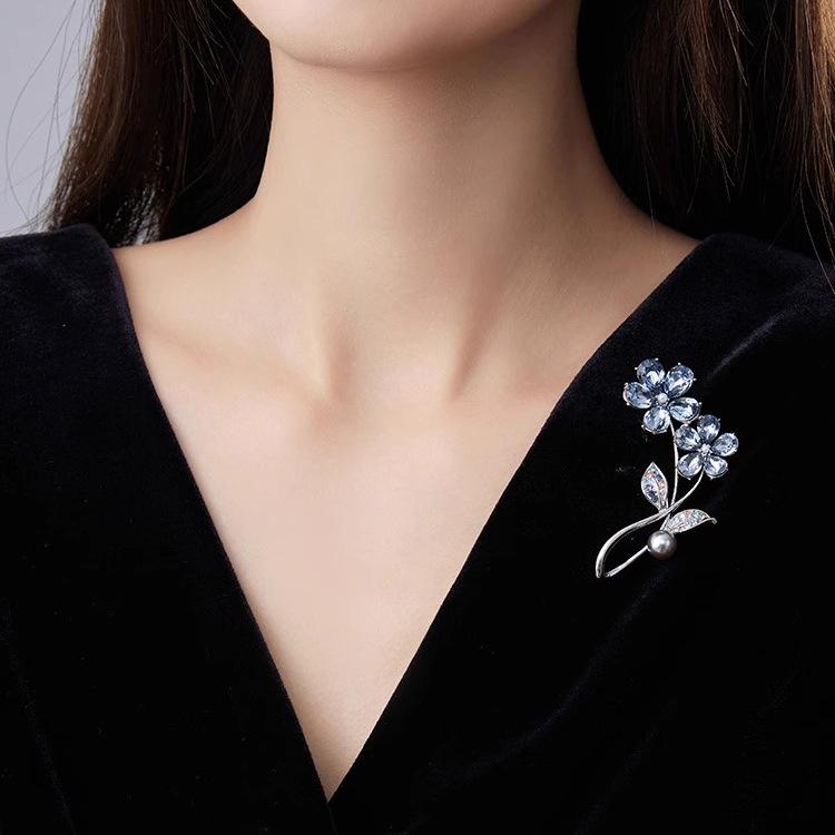 Youshuangxing Brosche High-End Damen Exquisite Imitationskristall Blume Korsage Nische Design Anstecknadel Kleider Accessoires