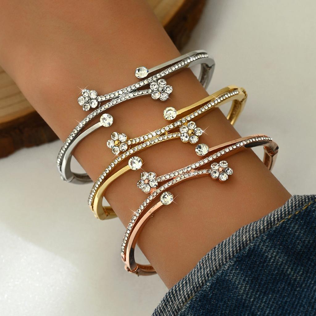 Diamond Bracelet, Fashion Temperament Hollow Love Geometric Bracelet Watch Accessories Simple Flower Bracelet