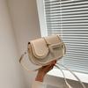 Trendige Stilvolle Satteltasche Für Damen Mit Schickem Minimalistischem Design Und Weicher Textur