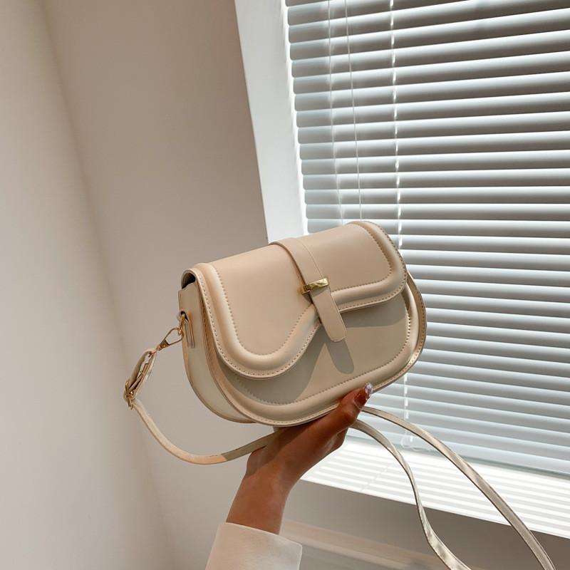 Trendige Stilvolle Satteltasche Für Damen Mit Schickem Minimalistischem Design Und Weicher Textur