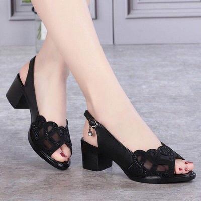 Zacht leer zomer middelbare leeftijd nieuwe mesh vismond dikke hak holle zachte zool modieuze casual sandalen 2024 damessandalen