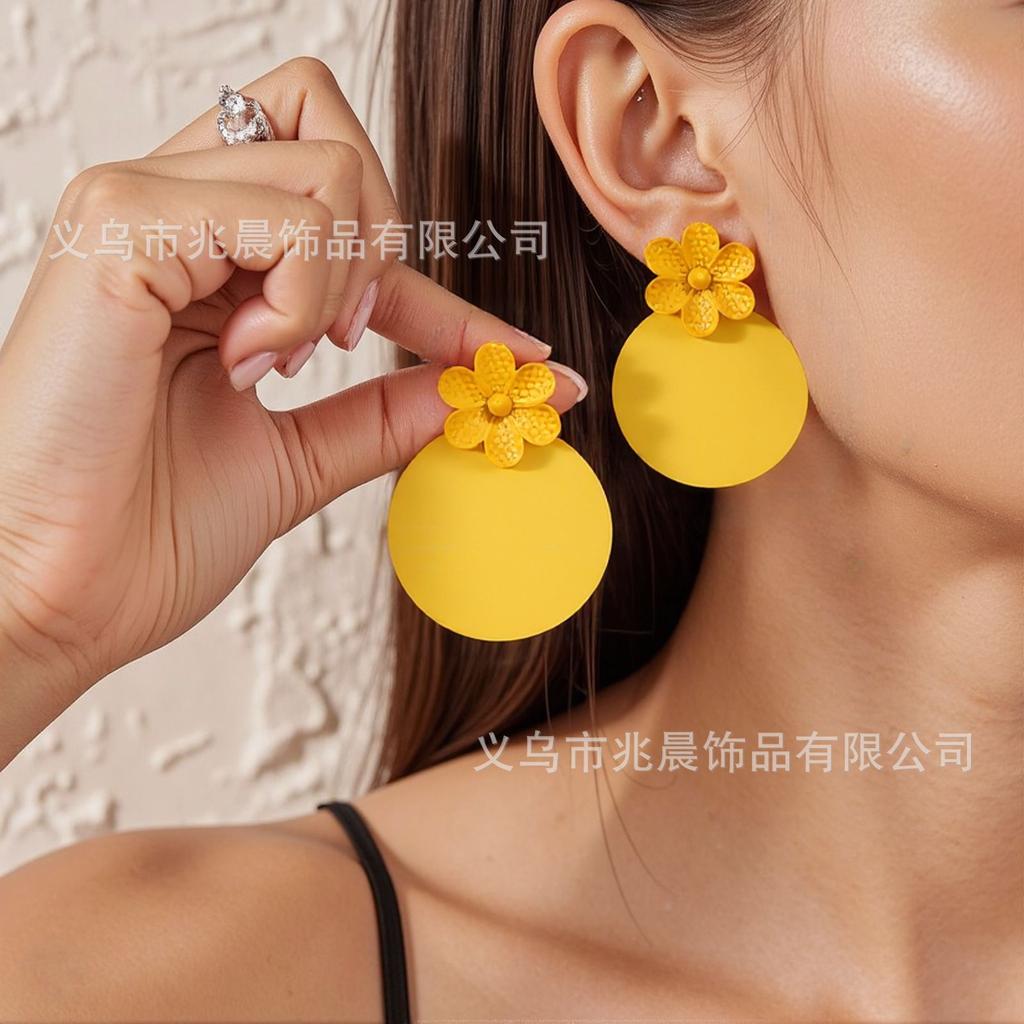 Transgraniczna gorąca wyprzedaż letnie słodkie małe świeże kolczyki kolczyki nowe okrągłe kwiatowe splicing blacha żelazna malowanie wyczucie designu
