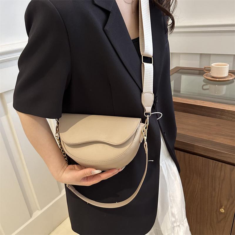Women's Half-Moon Saddle Bag with Chain Strap - 2025 Spring/Autumn Collection, Crossbody or Single Shoulder Style with Wide Strap