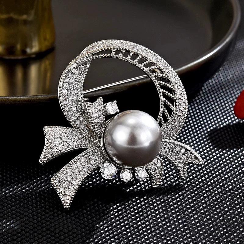 Elegante und Grandiose Damen-Diamant-Schleifenbrosche, Perlenbrosche, Leichter Luxus und High-End-Designgefühl