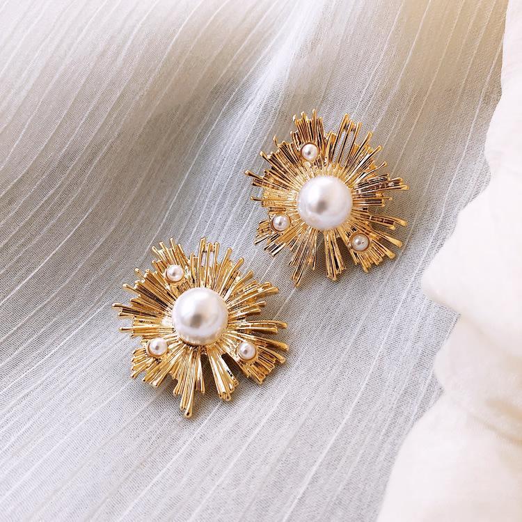 2025 Trendy Women's Earrings: Elegant Gold Sunflower Pearl Bead Retro Hong Kong Style Ear Studs