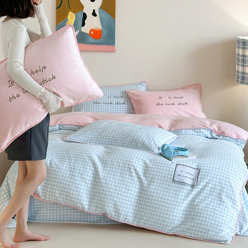 

Triangular Needle Contrasting Color Plaid Stripe Weaving Label Advanced Sense Embroidery Thickened Milk Fleece Four-Piece Set 1.2m sheet 3pc quilt core 150 * 200