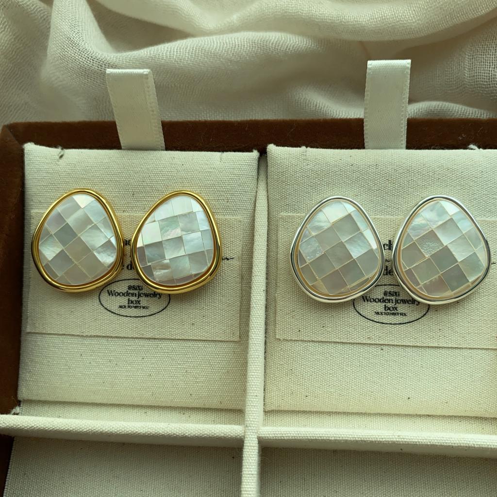 Round Square Classic Shell Stud Earrings Retro Elegance Light Luxury Temperament Versatile Niche Simple And Exquisite
