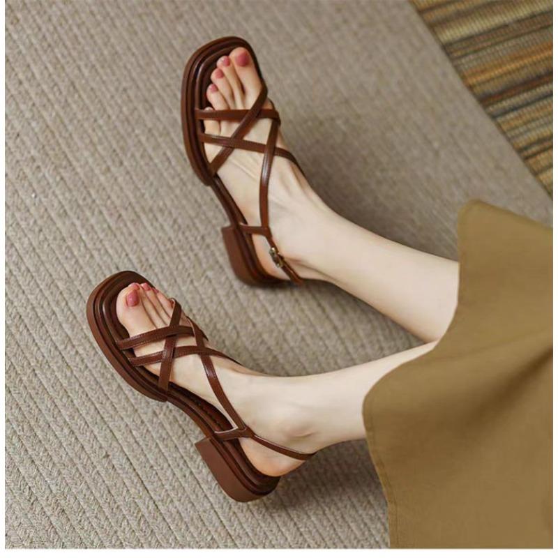 

Женские французские винтажные коричневые сандалии на плоской подошве с открытым носком, однотонные, с перекрестной лямкой, на низком каблуке, римские, летние 35 коричневый