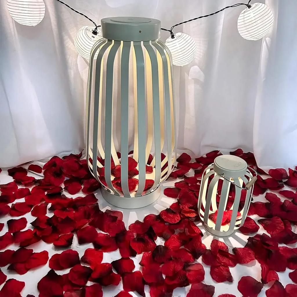 The Wedding Room Is Decorated With Simulated Rose Petals, The Proposal Is Arranged With Romantic Wedding Flowers, Creating A Romantic Atmosphere