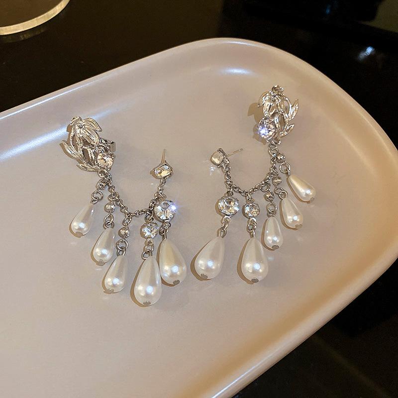 

Zinc Alloy Needle Tassel Round Pearl Earrings for women Retro High-end Personalized Earring Commuting Middle-aged Vintage Zircon