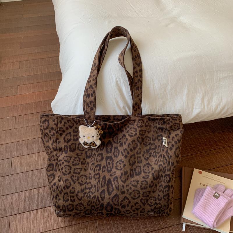 

Large capacity leopard print bag 2025 autumn new commuter girl Spice girl bag college student out tote shoulder bag No pendant