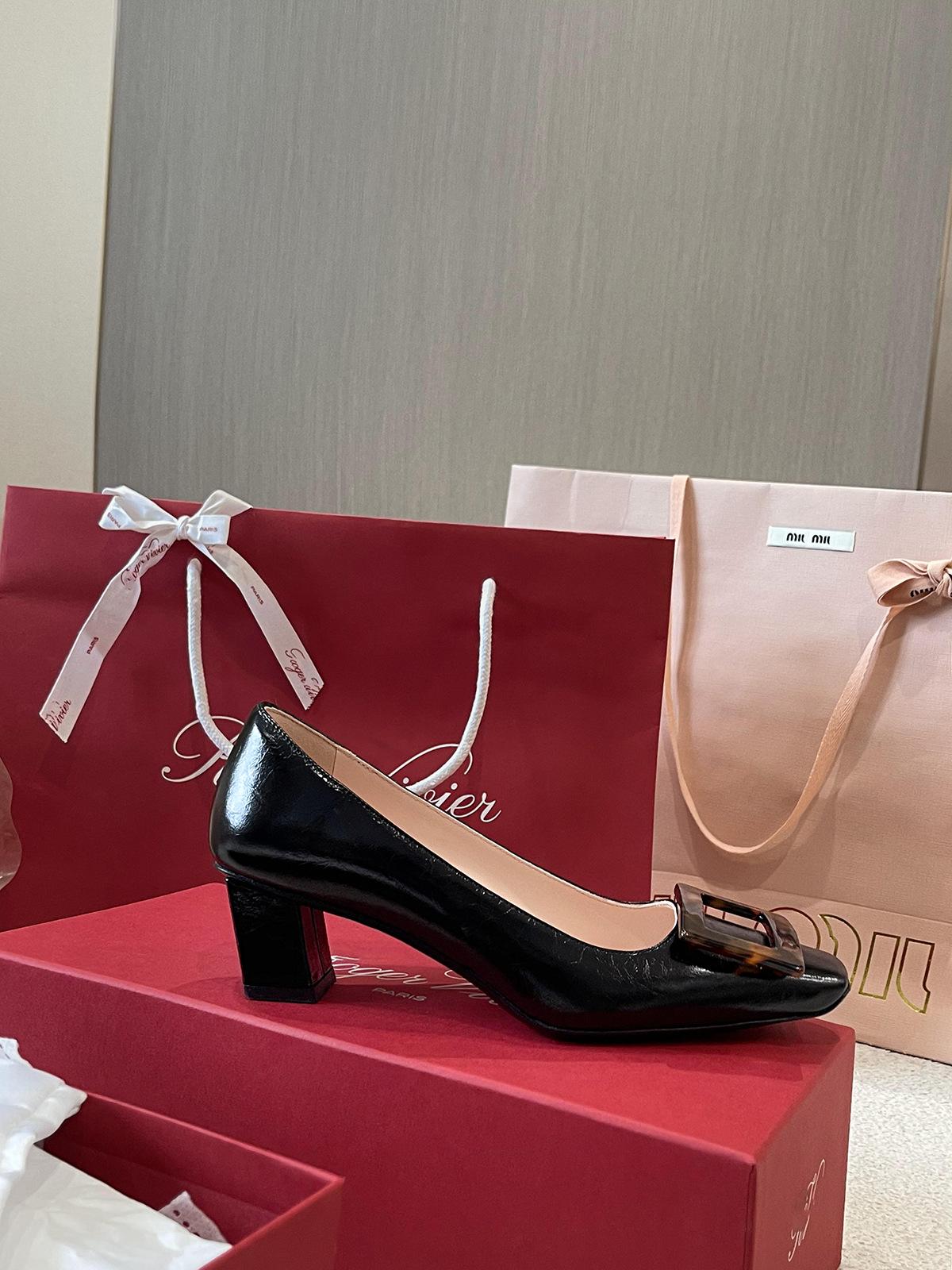 

Весенние новые интернет-знаменитости с теми же лаковыми туфлями-лодочками с квадратной пряжкой, толстый каблук, средний каблук, квадратный носок, неглубокий вырез 40