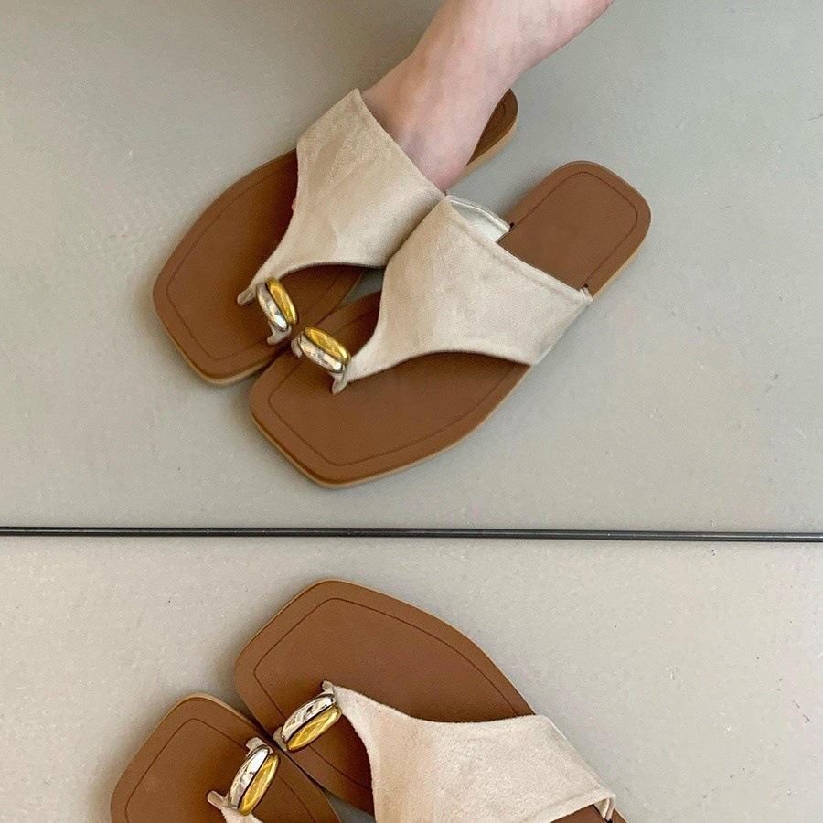 Flat-bottomed temperament cool slippers women's outer wear summer 2025 new French fashion casual cover toe vacation beach sandals