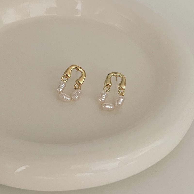 2023 Stylish Freshwater Pearl Earrings: High-End Studs for a Sophisticated Socialite Look