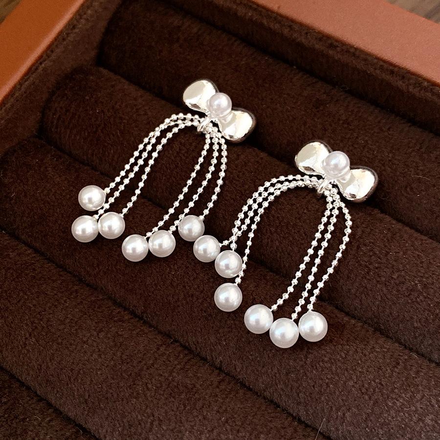 

Silver needle bow pearl fringed stud earrings simple and fashionable niche design earrings light luxury high-end earrings women