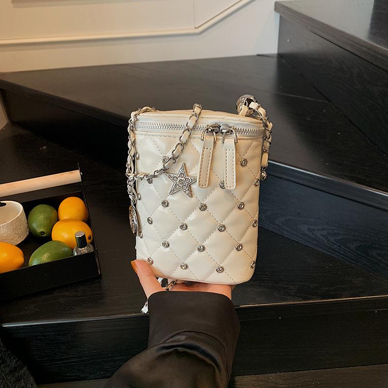

Mobile phone small bag women s 2025 new fashion bright diamond box bag summer simple and versatile foreign style chain messenger bag 13*6*18 белый