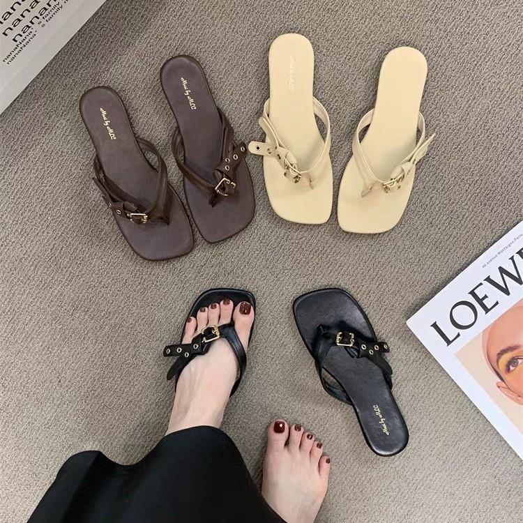 Flat-bottomed Belt Buckle Flip-flops for Women's Summer Wear 2025 New Sandals Design Sense Niche Foot-pinching Cool Slippers for Women