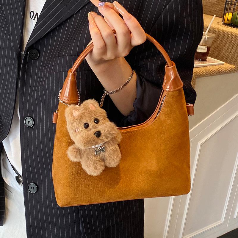 Eine Retro-Umhängetasche mit großem Fassungsvermögen, eine Kettentasche für den Arbeitsweg und eine lässige Nischen-Umhängetasche