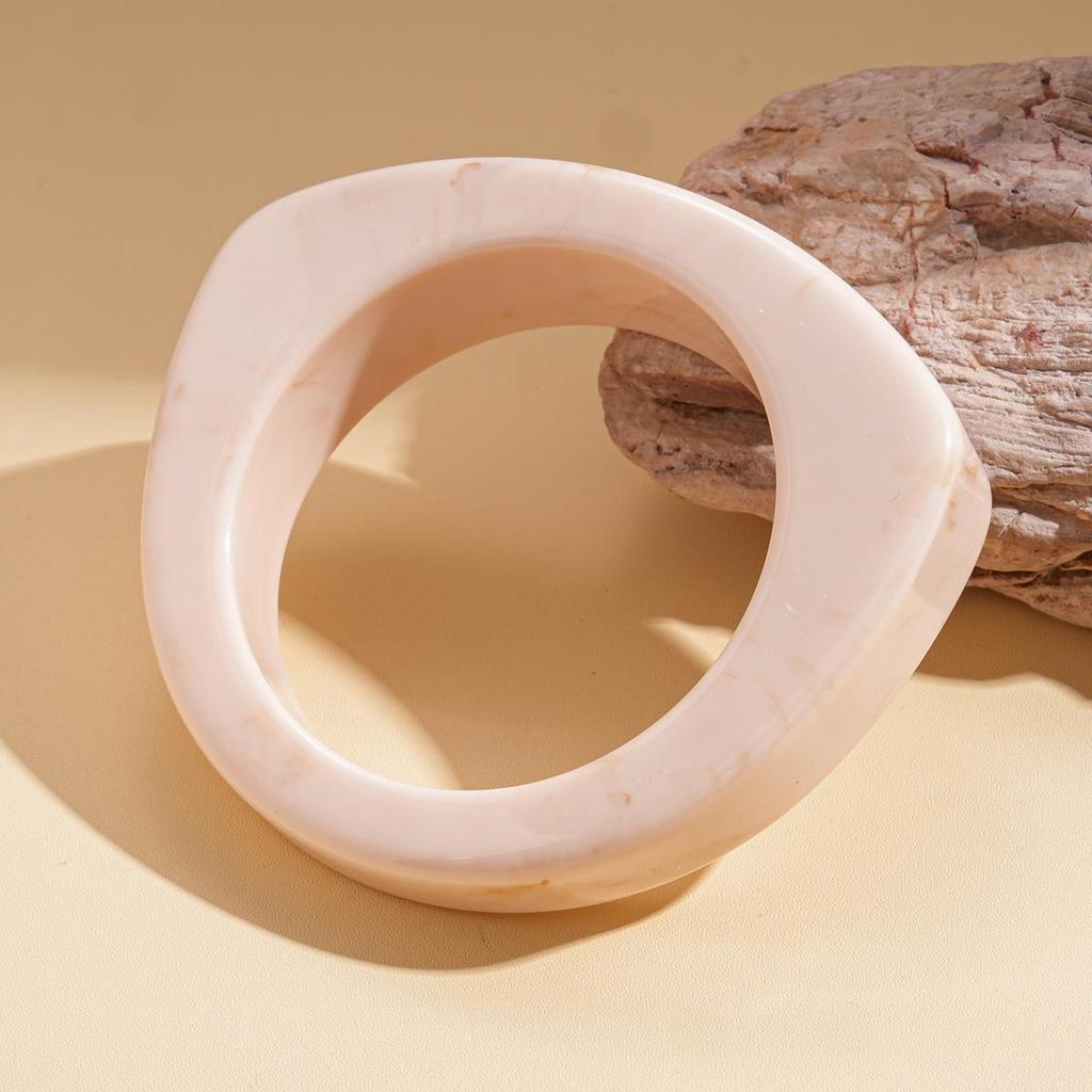 Unique Retro Resin Bracelet: Personalized Fashion Jewelry for Women