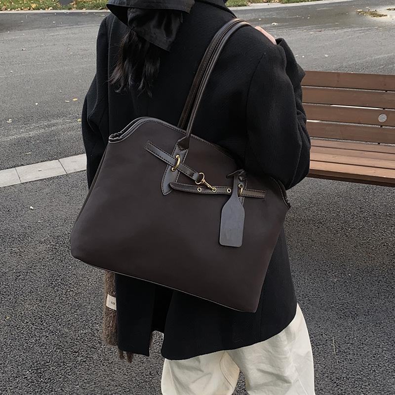 Premium matte leather large capacity tote bag underarm bag women's 2025 new fashion retro lock portable big bag