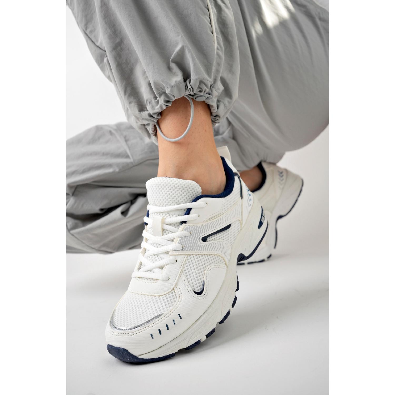 

Белая женская повседневная обувь 36