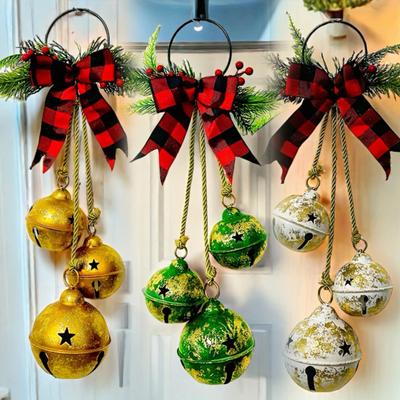 Weihnachtsglocken Dekoration 17,7" Hängende Schellen mit Karobogen Kiefernnadeln Rote Beeren Rustikale Weihnachtsdeko für Tür Wand Kamin