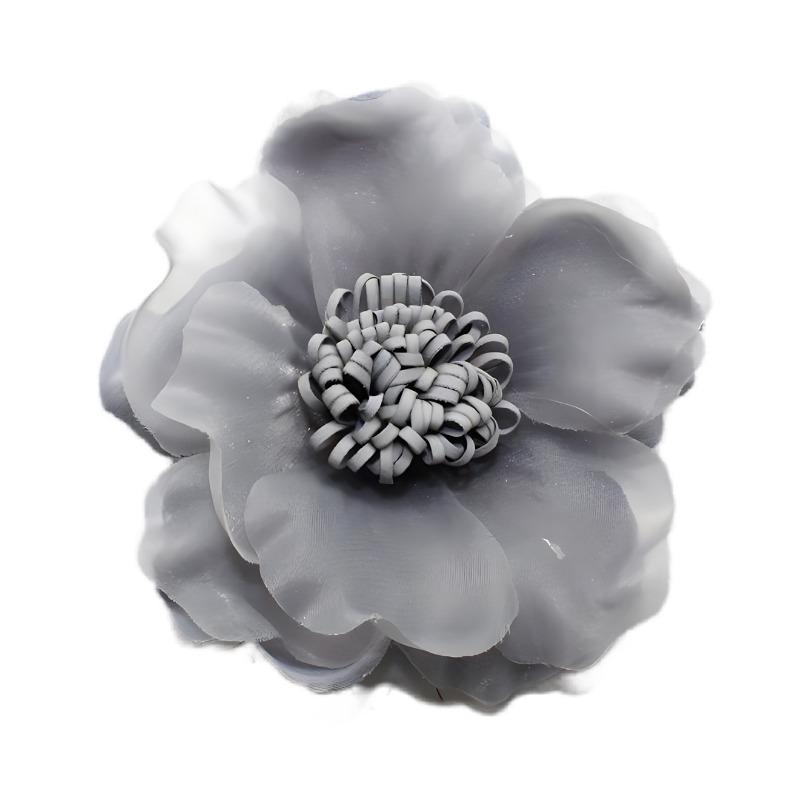

A Fabric Flower Brooch with A Unique Design Sense for Women, A Three-dimensional Silk Yarn Brooch, and A Stylish Accessory світло-сірого кольору
