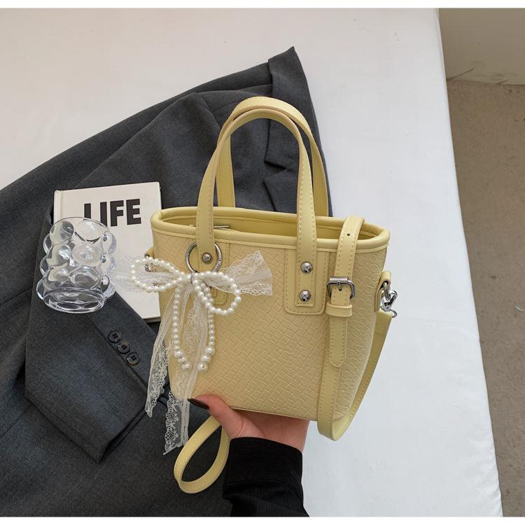 

2025 new splicing fashion portable bucket bag women s niche retro simple messenger bag foreign trend shoulder bag жёлтый