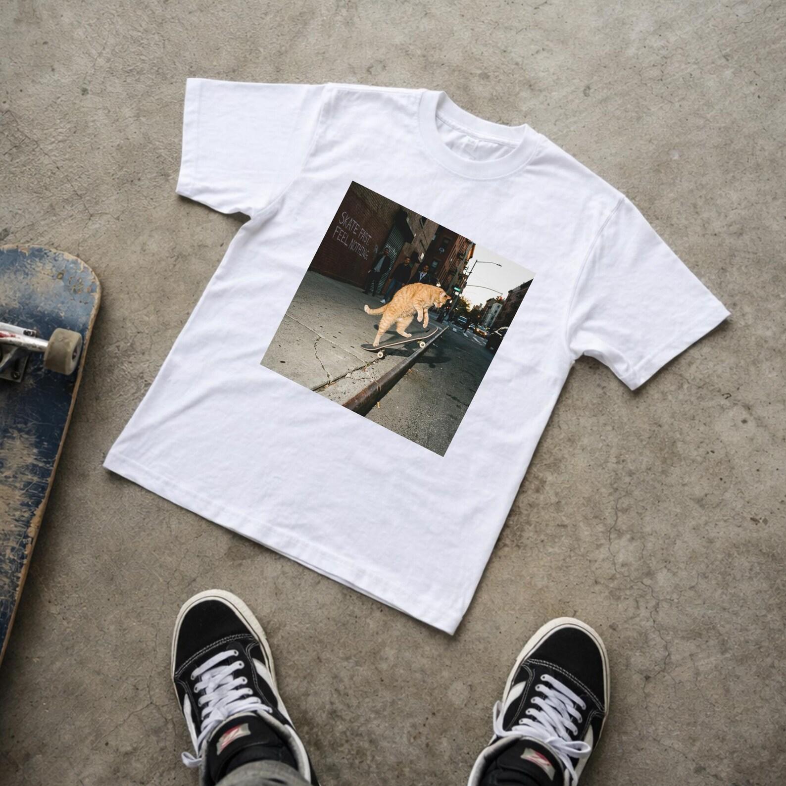 Skateboarding Cat Graphic T-Shirt | Funny Streetwear Tee M