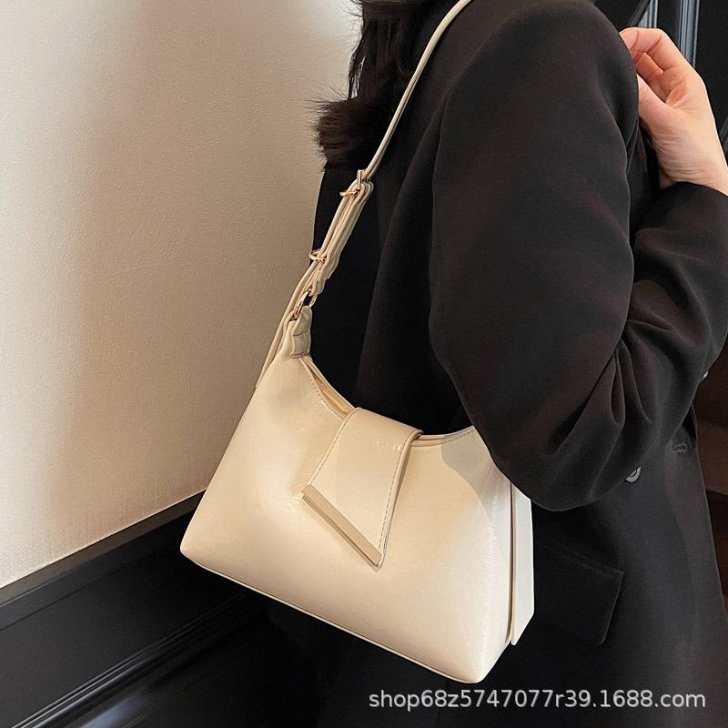 2025 new small women's bag single shoulder portable messenger saddle bag underarm fashion niche baguette messenger women's bag Internet celebrity