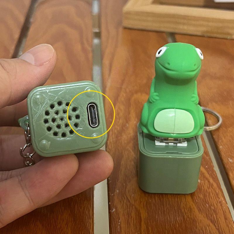 Porte-clés Grenouille Mignonne Coassante Drôle Bouton Grenouille Son Lumière Porte-clés Pour Sac Soulageur de Stress Ornement Suspendu Cadeaux Touches de Clavier Cadeaux de Fête