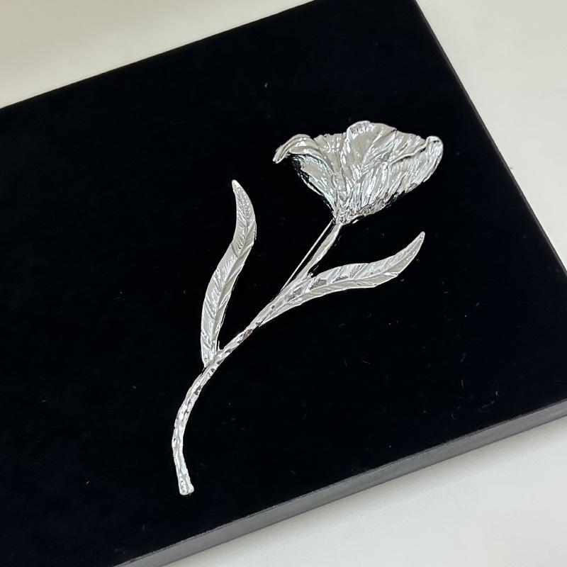Vintage Metal Leaf Flower Brooches for Women Fashion Corsage Lapel Pins Wedding Part Jewelry Badge Accessories Gifts