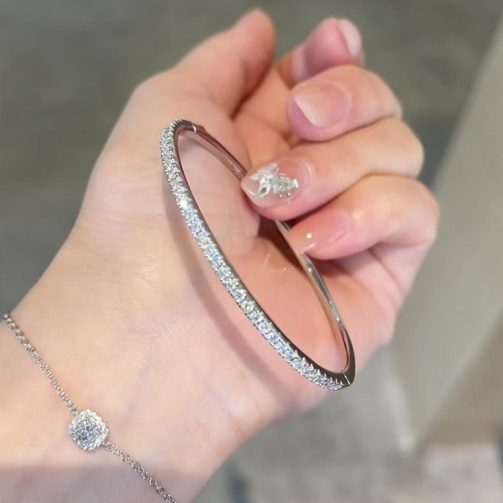 Französisch-inspirierter, funkelnder Minimalismus Mini3 Mehrreihiges Diamantarmband für Damen, 18K Weißgold plattiert, handeingefasster Zirkonia, High-End-Armband