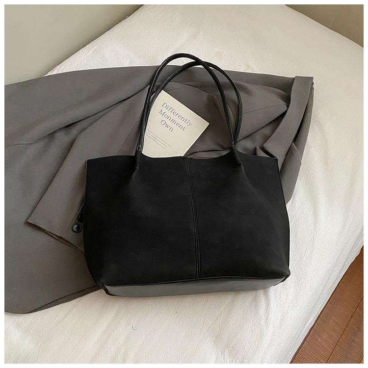 

Осень новая замшевая сумка-тоут большой вместимости для поездок на работу 2025 женская модная повседневная простая ins сумка на плечо