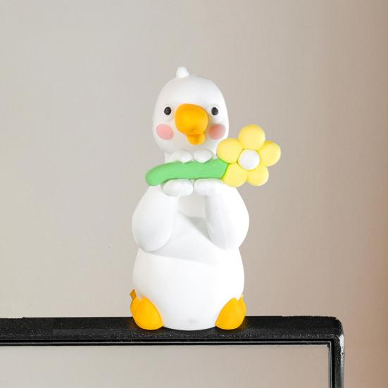 Arbeitsplatz Dekoration Harzente Dekoration für Schreibtisch Auto Armaturenbrett TV Monitor, Mini Anhänger Figur, Niedliches Blume haltendes Ornament, Verspieltes Geschenk