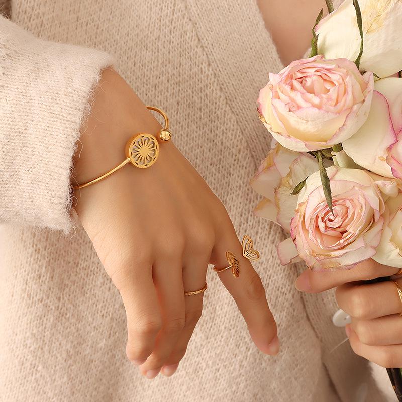 French Daisy Water Shell Soft Wire Bangle, 18K Gold Plated Titanium Steel, Geometric Bracelet Z200