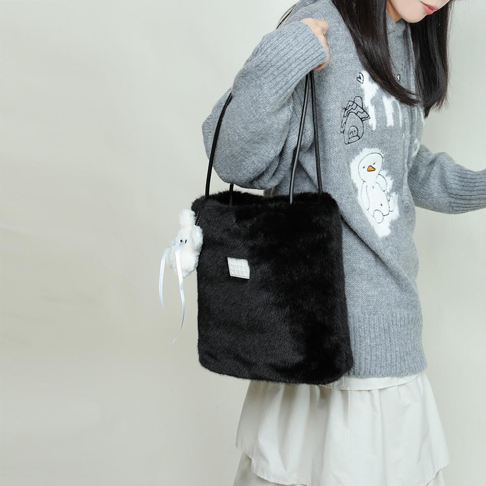 Winter New Cute Candy Colored Plush Bag for Women, Hand-held Armpit Bag, Large Capacity Single Shoulder Bucket Bag