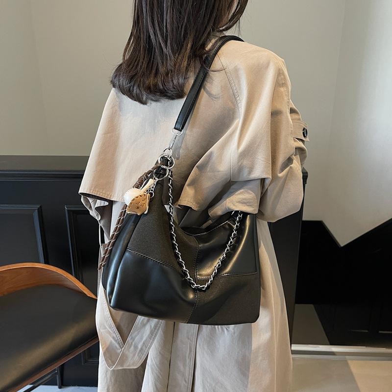 2025 new simple single shoulder oblique span bag to work commuter women's bag fashionable and casual large-capacity tote bag women