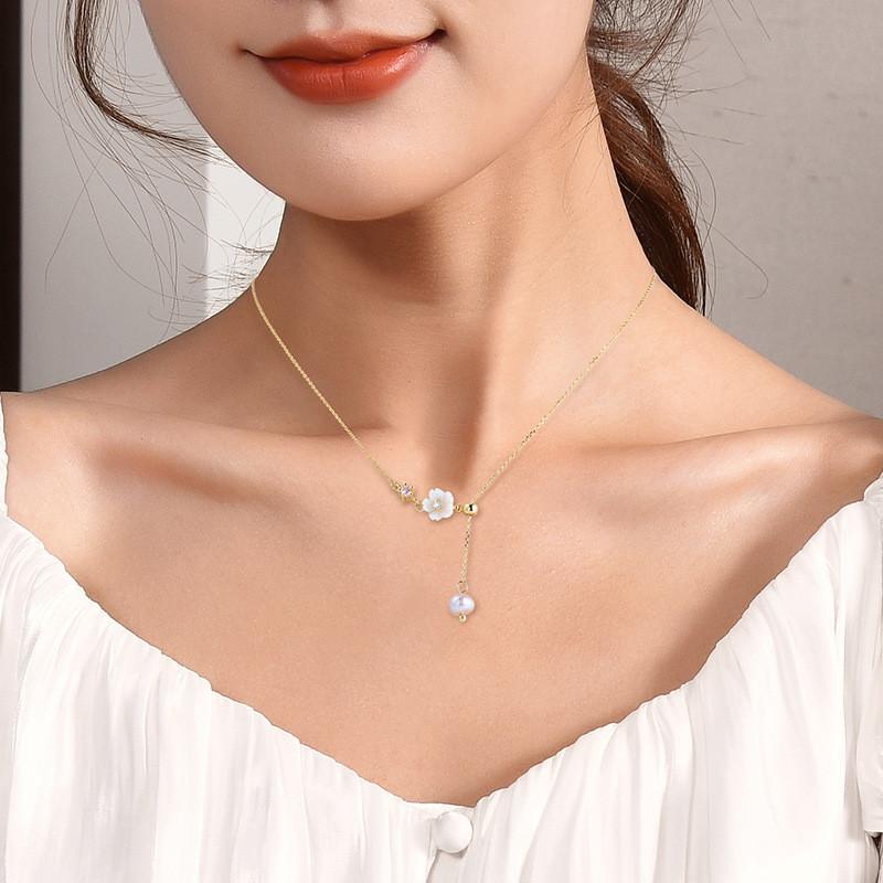 Chic 2022 New Fashionable Pearl Shell Flower Necklace With Zirconia Accents For Women