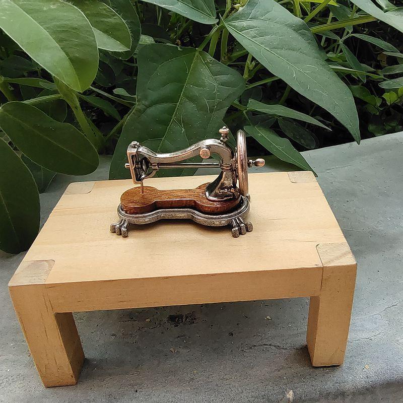 1Pc Hand-cranked Sewing Machine Model, Simulation Model Scene Retro 1870s Mini Statues and Ornaments