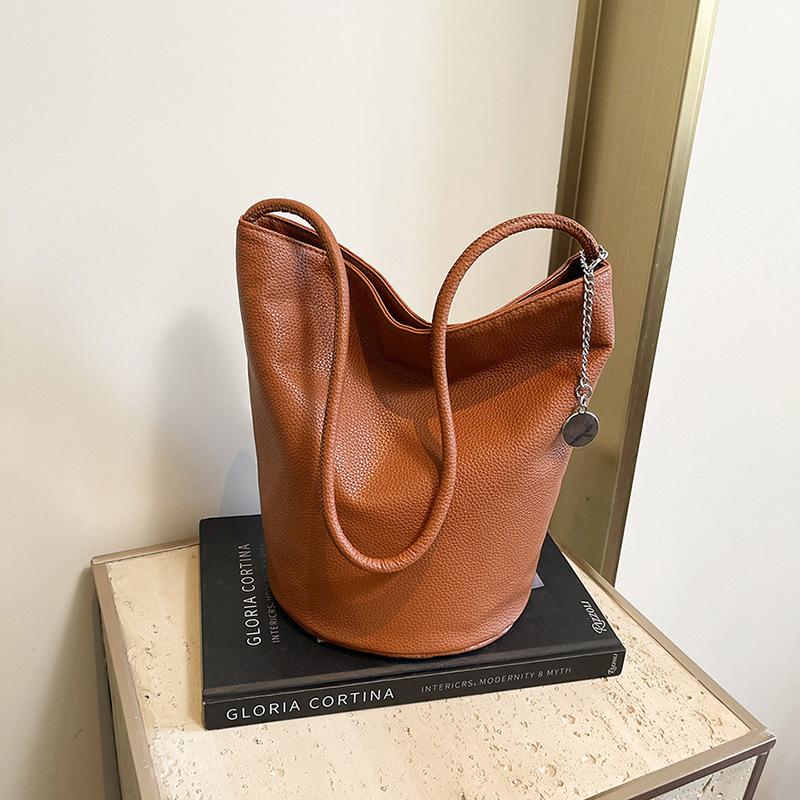 

2025 лето новая мягкая кожа однотонная простая сумка-ведро ленивый ветер досуг большая вместимость для поездок на работу на плечо коричневый