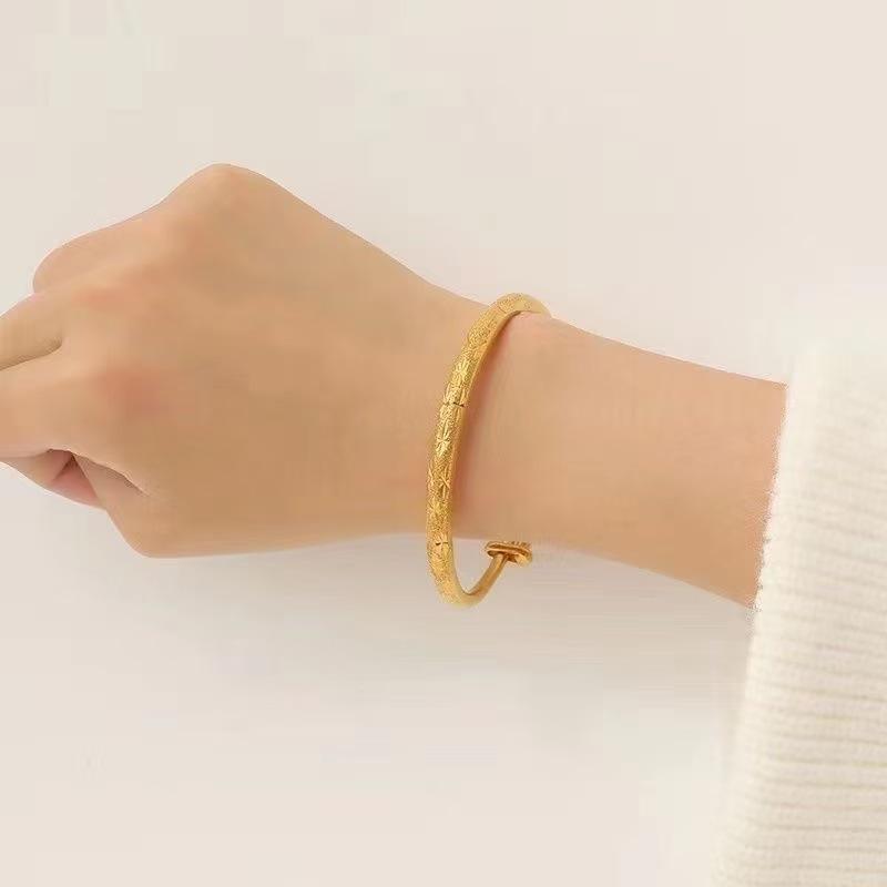 Elegant Gold Starry Sky Round Bracelet for Women - Versatile Gentle Band