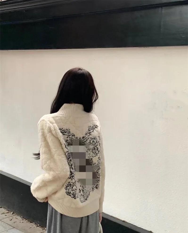 Hochwertige Version 25 karierter gestickter Schmetterling Strickjacke mit Reißverschluss und Stehkragen für den frühen Herbst