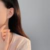 Exquisite Einbuchstaben-Süßwasserperlen-Ohrringe für Damen mit Nischendesign Leichter Luxus High-End-Ohrringe