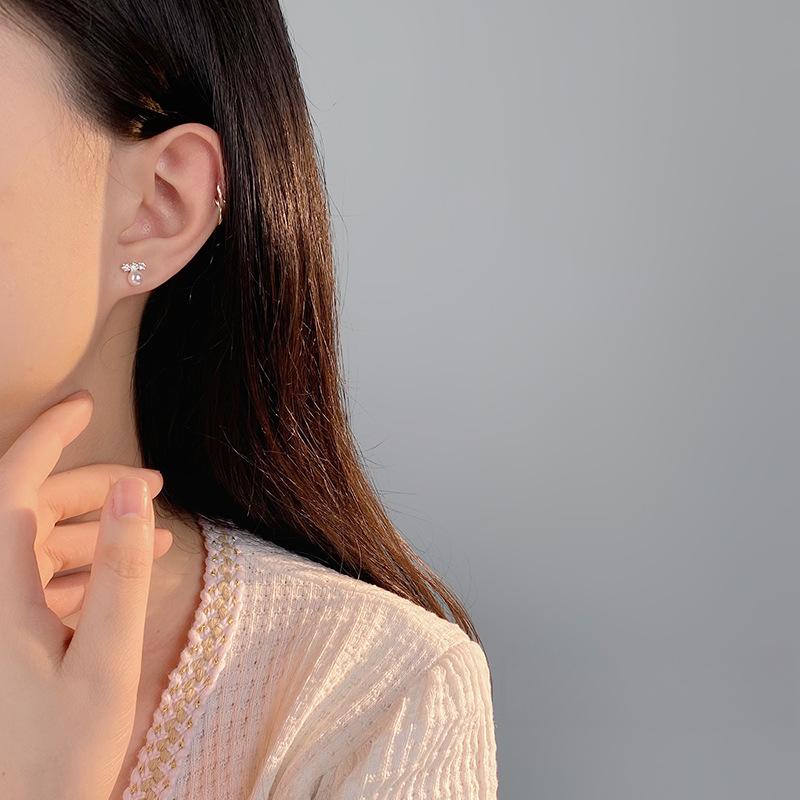 Exquisite Einbuchstaben-Süßwasserperlen-Ohrringe für Damen mit Nischendesign Leichter Luxus High-End-Ohrringe