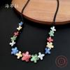 Neue unregelmäßige farbige Blume Spleißlegierung Halskette, modische und einfache Blütenblatt Damen süße Halskette