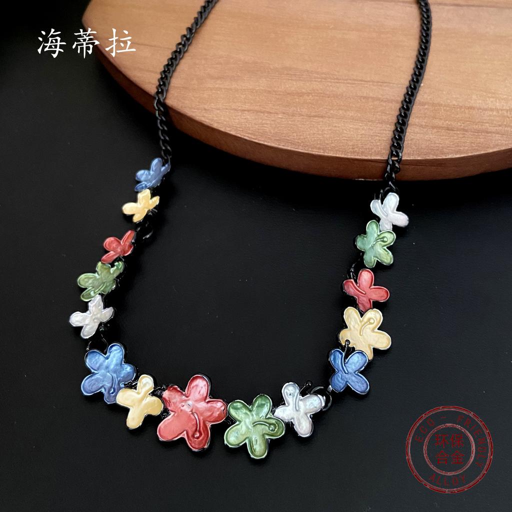 Neue unregelmäßige farbige Blume Spleißlegierung Halskette, modische und einfache Blütenblatt Damen süße Halskette