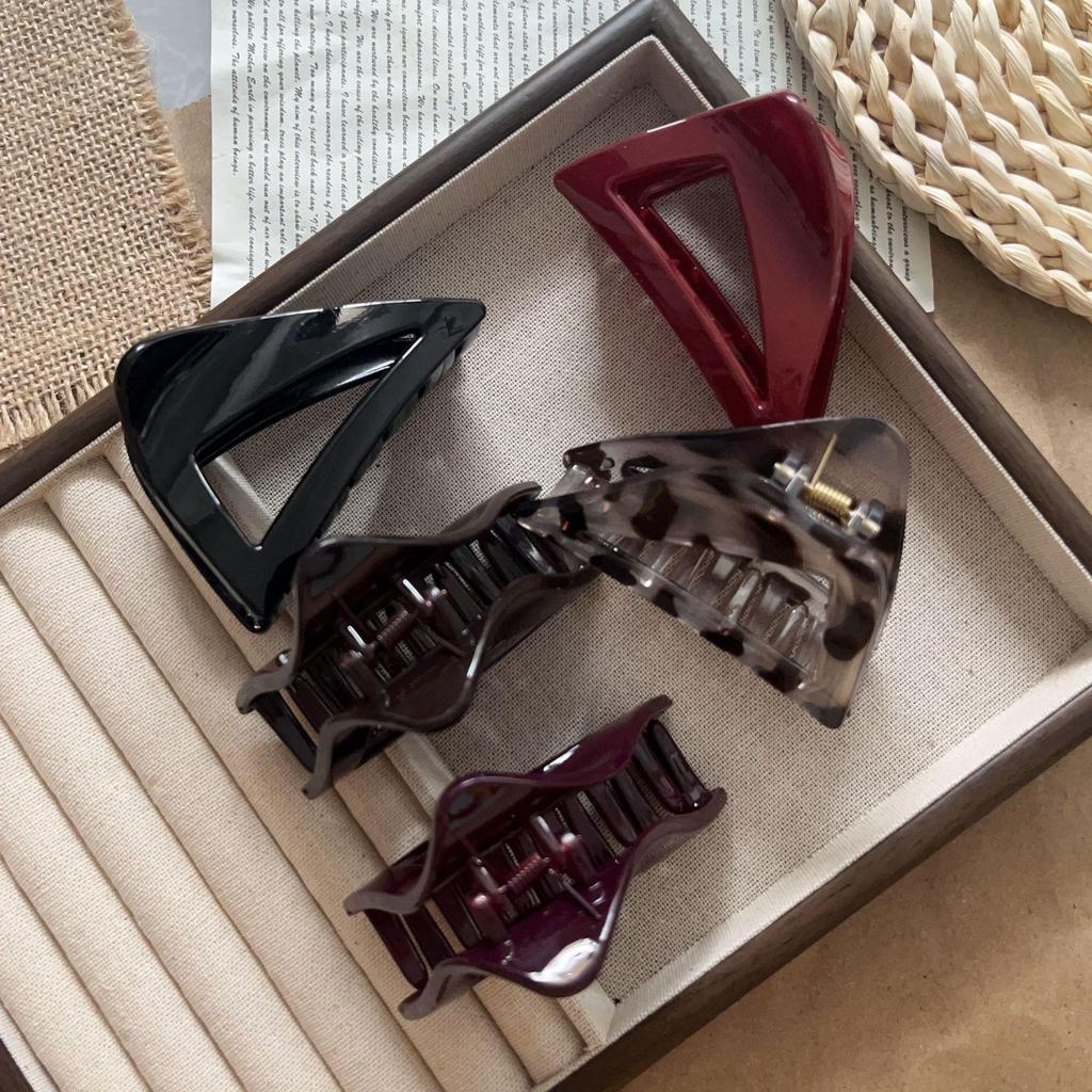 Trendy Medium-Sized Oblique Triangle Shark Hair Clip with Airy Texture – Korean Style Accessory